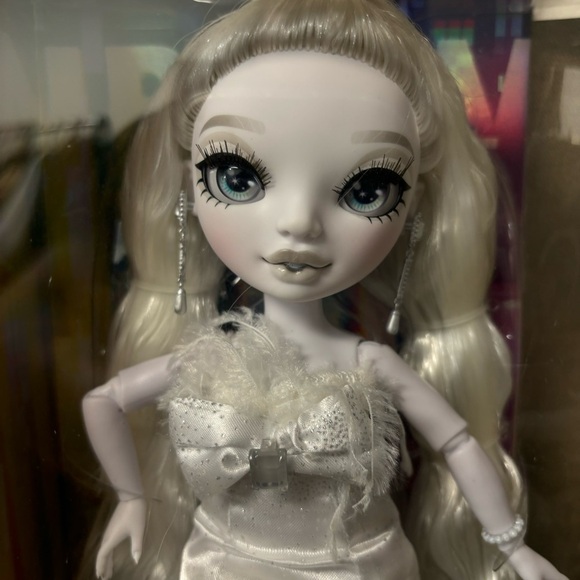 Shadow High Series 1 Natasha Zima- Grayscale Fashion Doll w/ Accessories - Picture 3 of 8